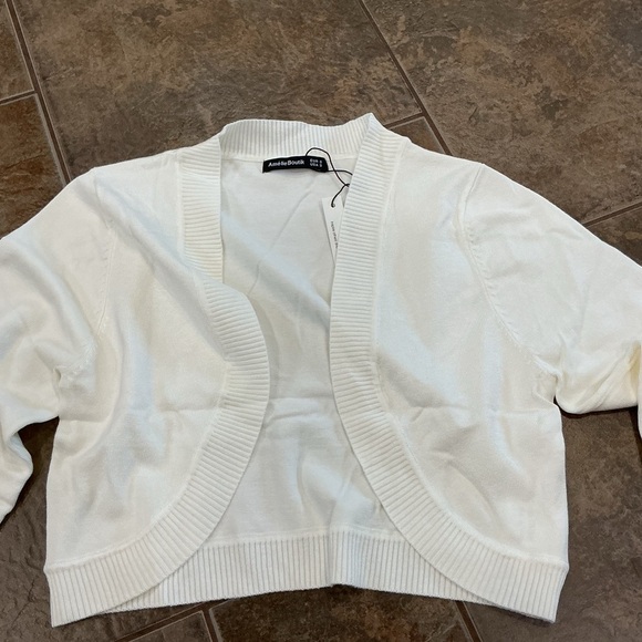 ❄3/$26 Xmas sale❄ Ivory White Cropped Cardigan - Picture 2 of 3